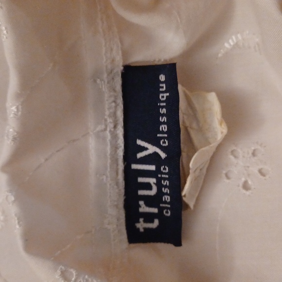 $4 Add-on White Lace-like Floral Blouse - Size Medium - Picture 6 of 10